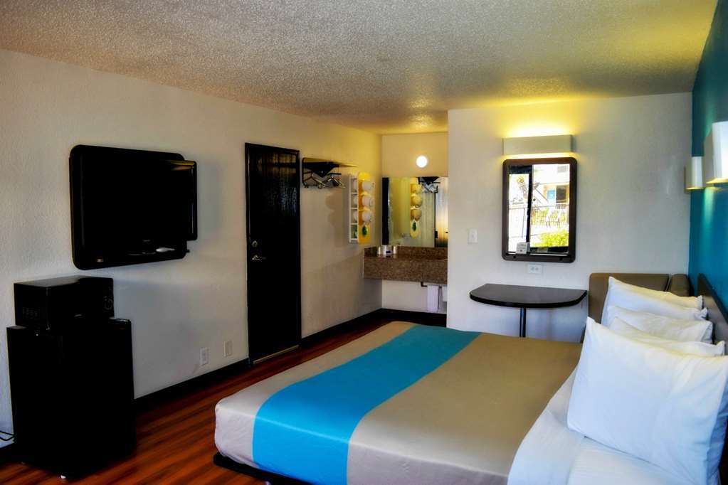 Sky Palace Inn & Suites By Jasper Beeville Room photo