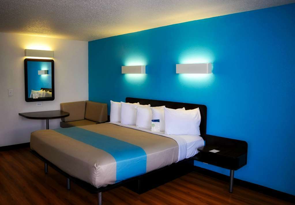 Sky Palace Inn & Suites By Jasper Beeville Room photo